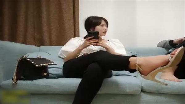 极品前凸后翘丰满美妇！贴身白衣跪爬地板 淫荡肉体抖动晃乳 汁液四溅的诱惑诱惑姿势勾人难挡